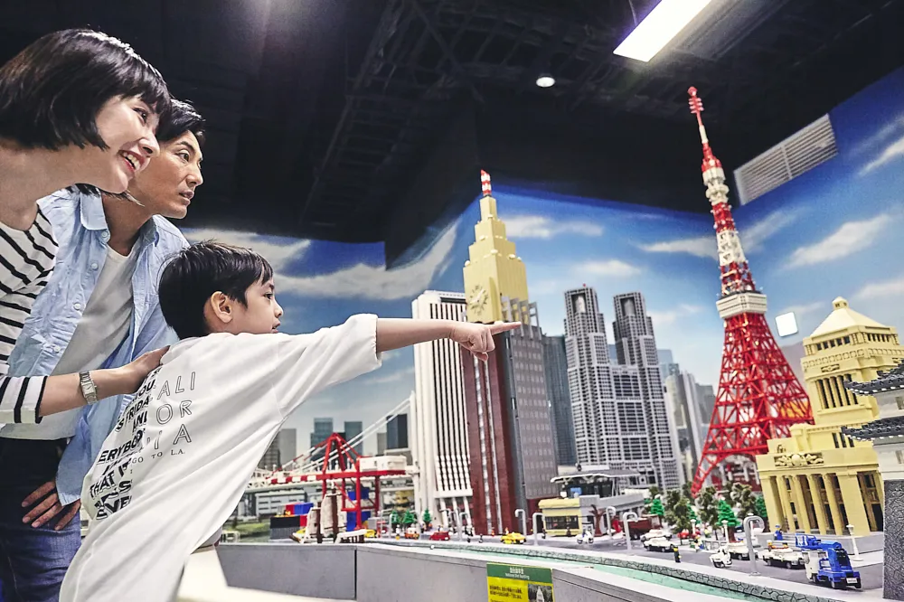 東京の名所をレゴブロックで再現した「ミニランド」を楽しむ家族
